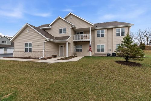 W197N16902 Stonewall Drive, Jackson, WI, 53037 | Card Image