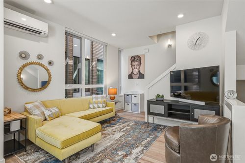 a-6313 9th Ave Ne, Seattle, WA, 98115-5826 | Card Image