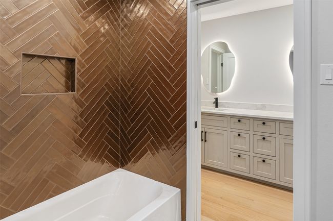 double sinks, led mirror, tub | Image 27