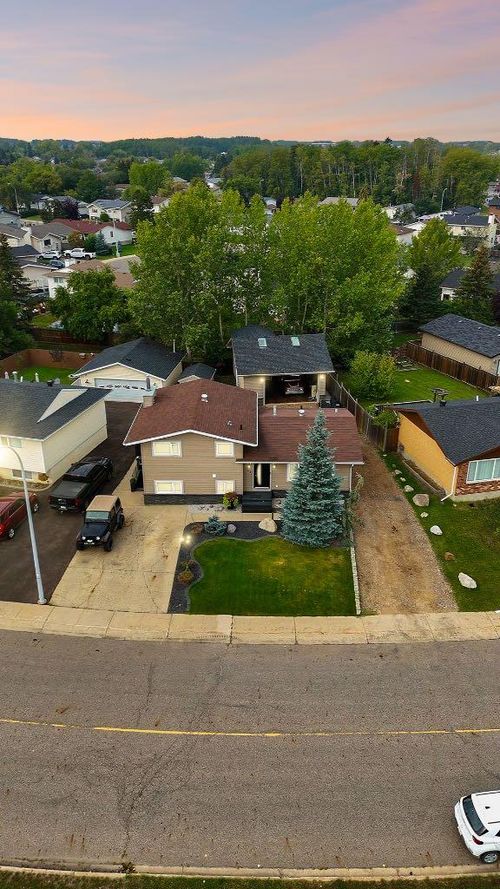141 Hillcrest Drive, Fort Mcmurray, AB, T9H3T7 | Card Image
