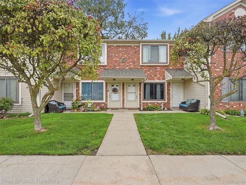 30613 Hidden Pines Ln, Roseville, MI, 48066-7301 | Card Image