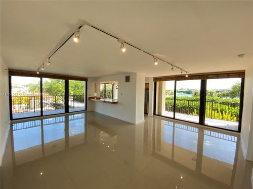 apt-202-801 N Venetian Dr, Miami Beach, FL, 33139-1006 | Card Image