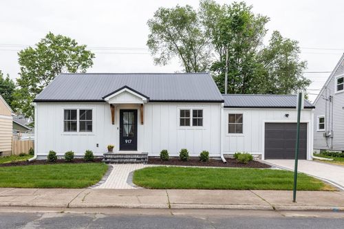 917 East Avenue, La Crosse, WI, 54601 | Card Image