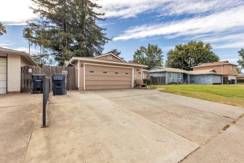 20 Lochmoor Cir, Sacramento, CA, 95823-4108 | Card Image