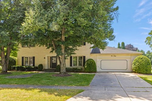 160 E Thompson Drive, Wheaton, IL, 60189 | Card Image