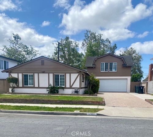 8792 De Ville Cir, Huntington Beach, CA, 92647-5028 | Card Image
