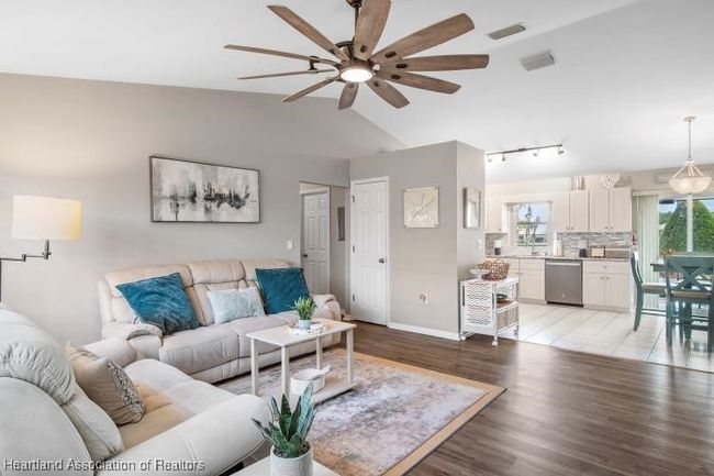 Living room and kitchen | Image 10