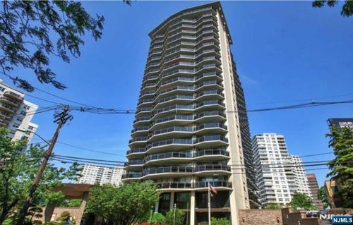 2077 Center Ave, Fort Lee, NJ, 07024-4901 | Card Image