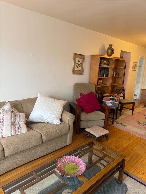 apt-b61-87-10 204th St, Hollis, NY, 11423-1516 | Card Image