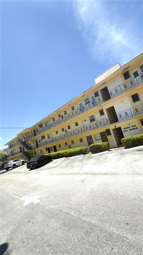 f217-2820 Ne 201st Ter, Aventura, FL, 33180-2062 | Card Image