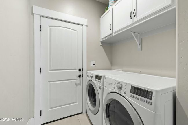 Laundry room on entry level | Image 21