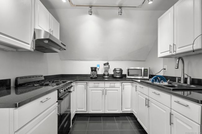 39 - 37-39 Julius St, Home with 7 bedrooms, 3 bathrooms and null parking in Hartford CT | Image 12