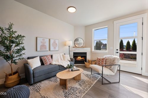 20556 Empire Ave, Bend, OR, 97701-5700 | Card Image