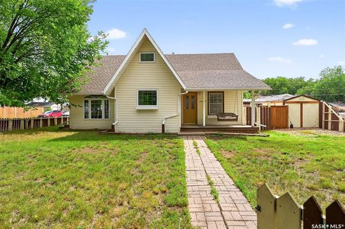 1097 Connaught Ave, Moose Jaw, SK, S6H4B4 | Card Image