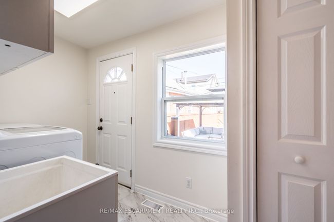 114 London St N, House other with 3 bedrooms, 2 bathrooms and 2 parking in Hamilton ON | Image 22