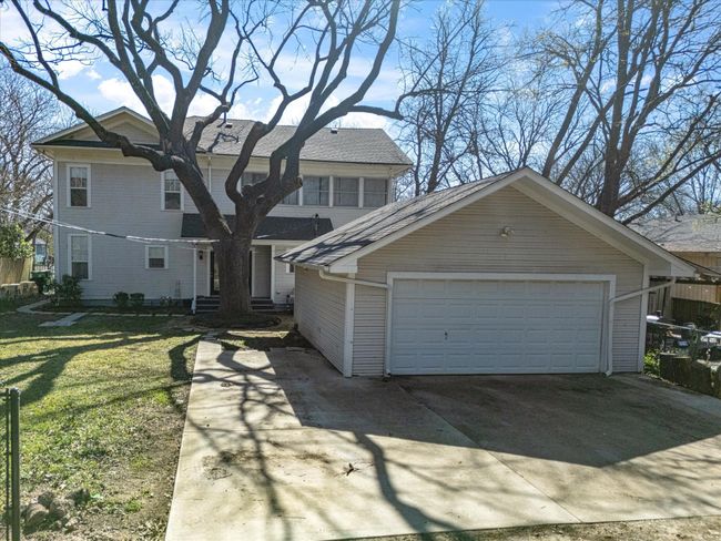 View of front of property with a front yard and a detached garage | Image 36