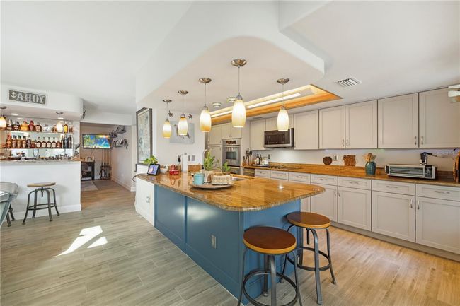 Bar/Kitchen | Image 6