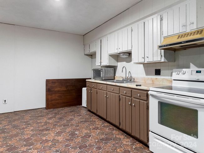 Basement Kitchen | Image 32