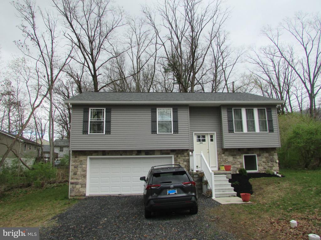 Middle St, Pleasant Gap, PA 16823