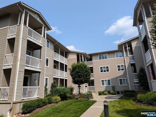 230 Orchard Park, House attached with 2 bedrooms, 2 bathrooms and null parking in Allendale NJ | Image 12