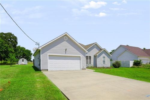 821 E 19th St, Galena, KS, 66739-6233 | Card Image