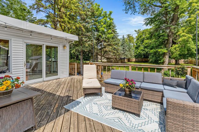 Large cedar deck | Image 32