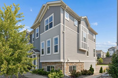 2193 Gateway Curv N, North Saint Paul, MN, 55109-1699 | Card Image