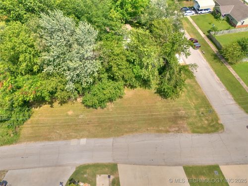 101 E 1st St, Skiatook, OK, 74070-1101 | Card Image
