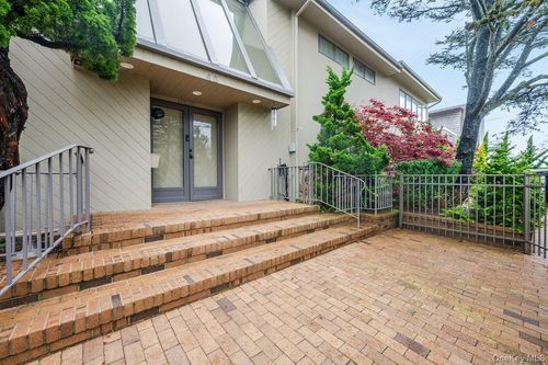 40 Cayuga Ave, Atlantic Beach, NY, 11509-1218 | Card Image