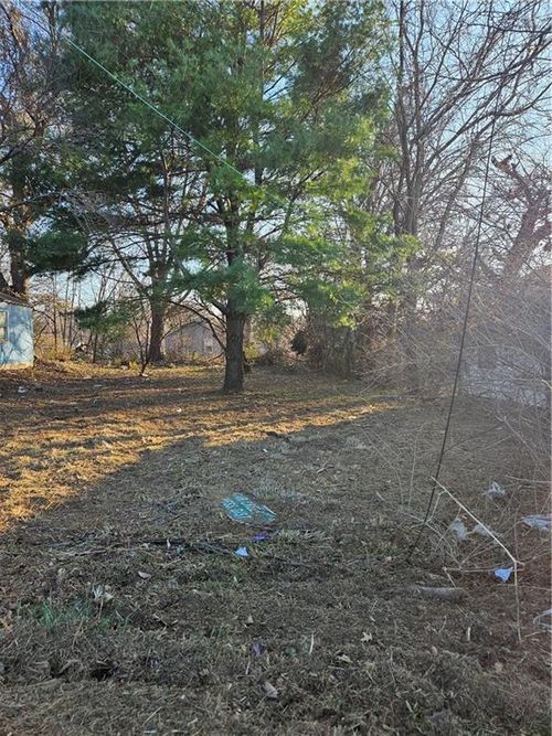 11105 E Us Highway 24, Independence, MO, 64054-1567 | Card Image