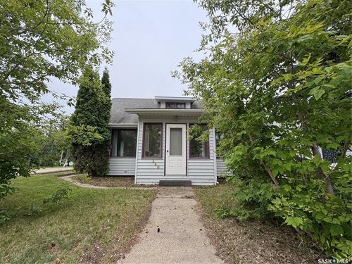 240 3rd Ave E, Biggar, SK, S0K0M0 | Card Image
