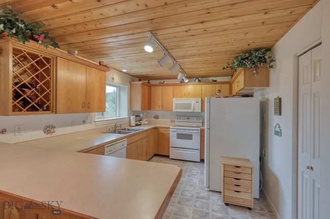 Window over the double stainless steel sink | Image 16