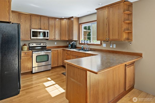 Kitchen w/ eating bar | Image 13