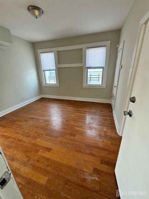 123 University Pl, Irvington, NJ, 07111-2638 | Card Image