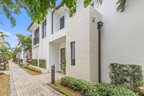 8249 Nw 46th St, Doral, FL, 33166-5839 | Card Image