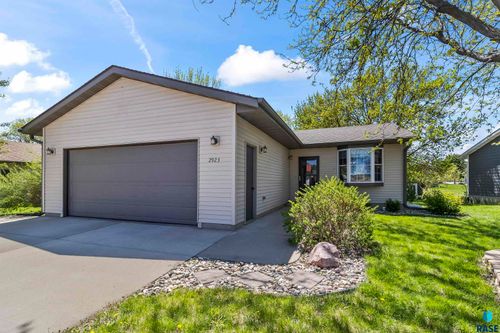 2923 Lakeview Dr Drive, Yankton, SD, 57078 | Card Image