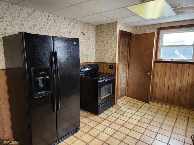 Large kitchen ready for your remodel. | Image 5