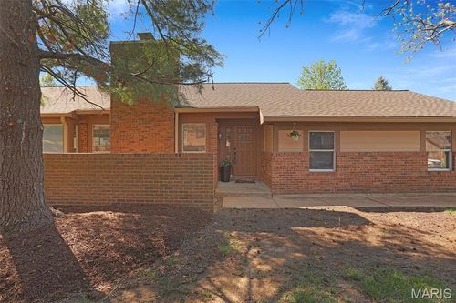1038 King Henry Court, Creve Coeur, MO, 63146 | Card Image