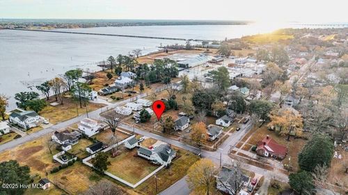 305 North Ave, New Bern, NC, 28560-3151 | Card Image