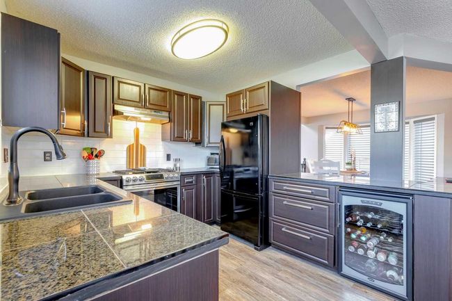 4 Strathwood Bay Sw, Home with 3 bedrooms, 2 bathrooms and 4 parking in Calgary AB | Image 10