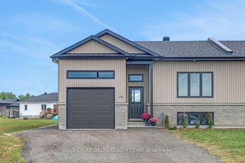 10 Vicky Crt, Hammond, ON, K0A2A0 | Card Image