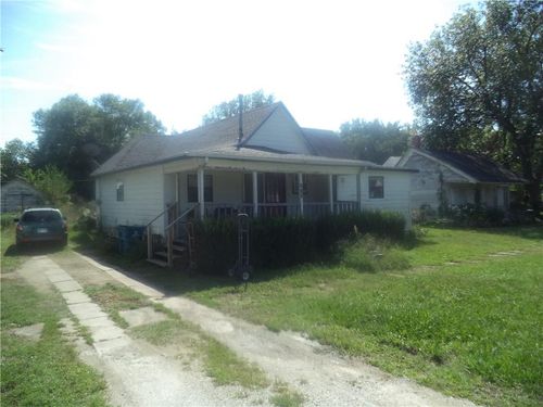 219 E Hickory St, Elk City, KS, 67344-4412 | Card Image