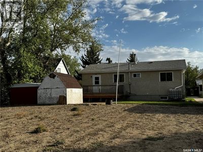 215 5 Th Ave E, House other with 3 bedrooms, 1 bathrooms and null parking in Gravelbourg SK | Image 2