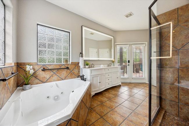 Check out this over-sized jetted spa garden tub, the beautiful double vanity sink, and that MIRROR!!!! Great for getting ready for your special day. | Image 21