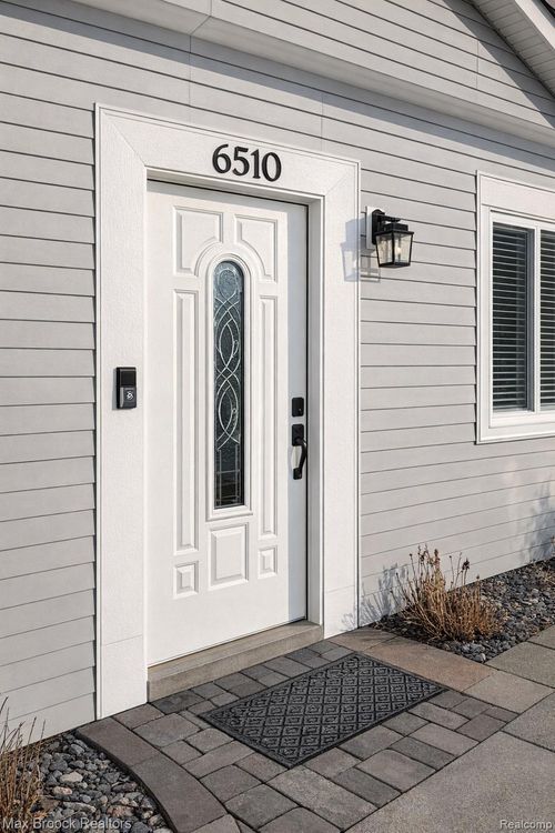 6510 Saline Dr, Waterford Twp, MI, 48329-1249 | Card Image