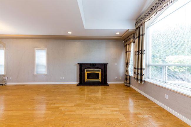 6828 Gilley Avenue, Home with 4 bedrooms, 3 bathrooms and 2 parking in Burnaby BC | Image 4