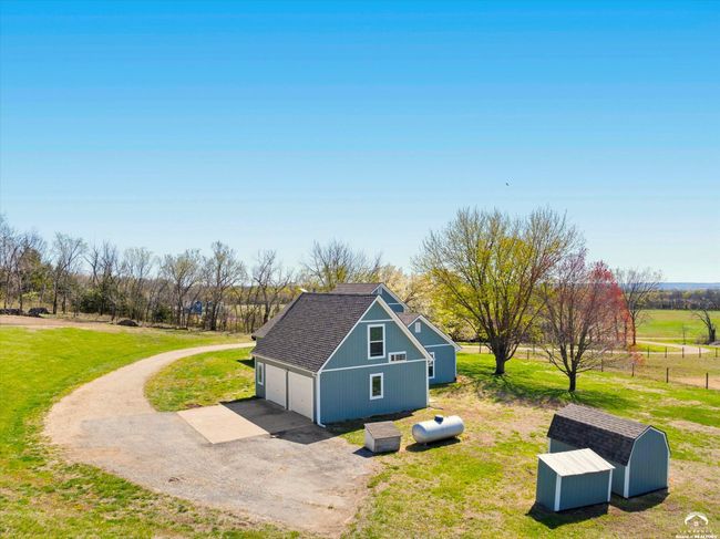 11096 43 Rd St, Home with 3 bedrooms, 3 bathrooms and null parking in Perry KS | Image 47