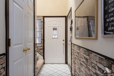 410 Clarendon Court, Townhouse with 2 bedrooms, 1 bathrooms and 1 parking in Clarendon Hills IL | Image 3