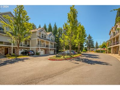 1910 Ne 49 Th Way, Condo with 4 bedrooms, 2 bathrooms and 2 parking in Hillsboro OR | Image 2