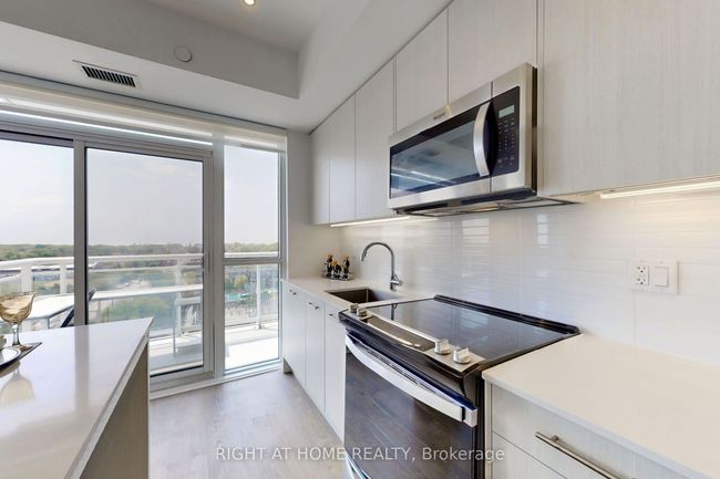 1012 - 286 Main St, Condo with 2 bedrooms, 2 bathrooms and null parking in Toronto ON | Image 11